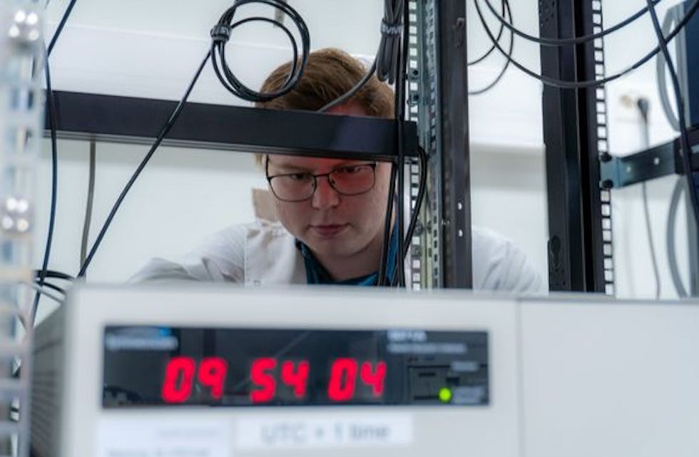 Forskar Nils Johannes Mikkelsen er ein av dei som jobbar med tid og frekvens hos Justervesenet. Fire atomklokker må haldast styr på.
