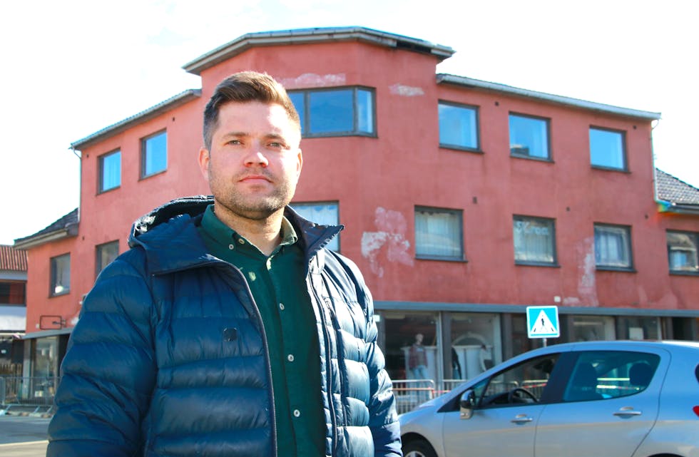 Kommunalsjef næring, samfunn og kultur, Roger Birkeland, seier at kommunen på ingen måte har gitt opp å finne ei løysing på utfordringa med «Saudahjørnet»-bygget, men er også tydeleg på kva verkemidlar som er aktuelle. Bildet er tatt i 2023, i samanheng med den same problemstillinga.