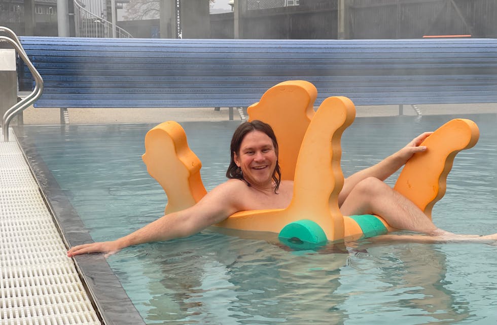 Sauda-presten Martin Braut Tjelle lar seg ikkje frista av eit luksusbadehotell i Malaysia, når han kan bada kvar dag i utebadeanlegget i Sauda.