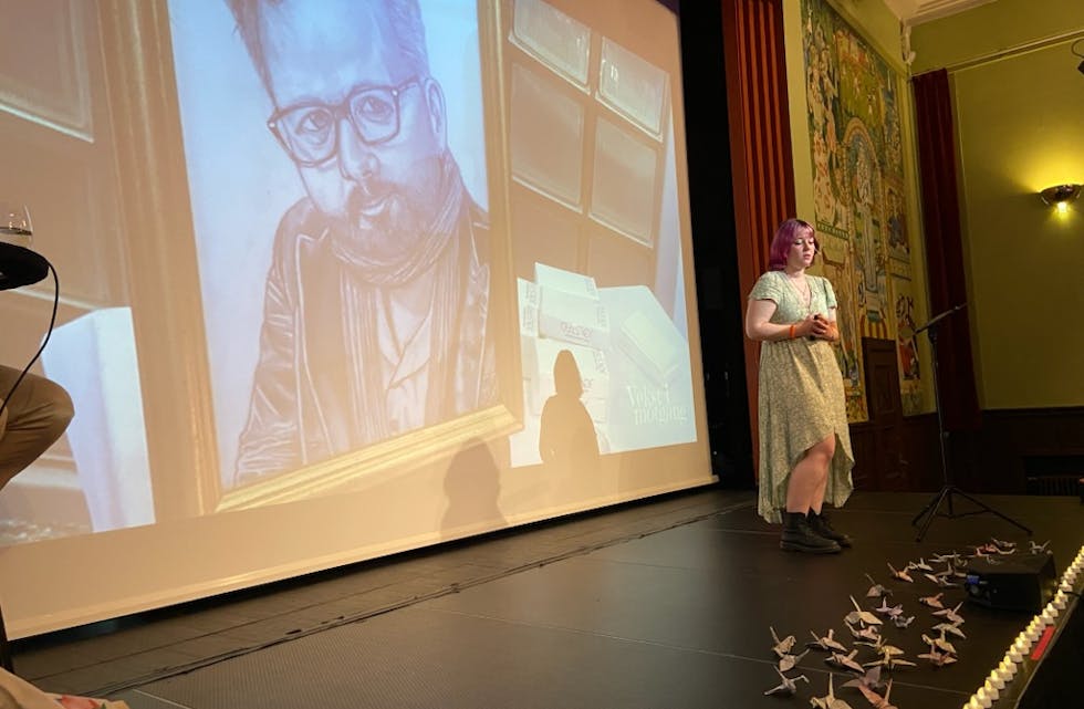 Maud Angelica Behn med sitt portrett av faren.