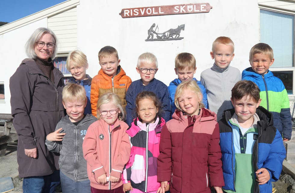 Første klasse, Risvoll skule, hausten 2025:
Bak frå venstre: Kontaktlærar Eva Olianne Fattnes, Viggo Geiss Fløgstad, Henrik Djuv-Nilsen, Ailo Rafdal, Halvor Håheimsnes, Mio Frette Solheim, Levi Halsnes
Framme frå venstre: Torkel Matteo Johnsen Svandal, Ane Olivia Vikedal, Violetta Yepik, Eira Heggen Wahl og Kristof Hakim Kecskes.