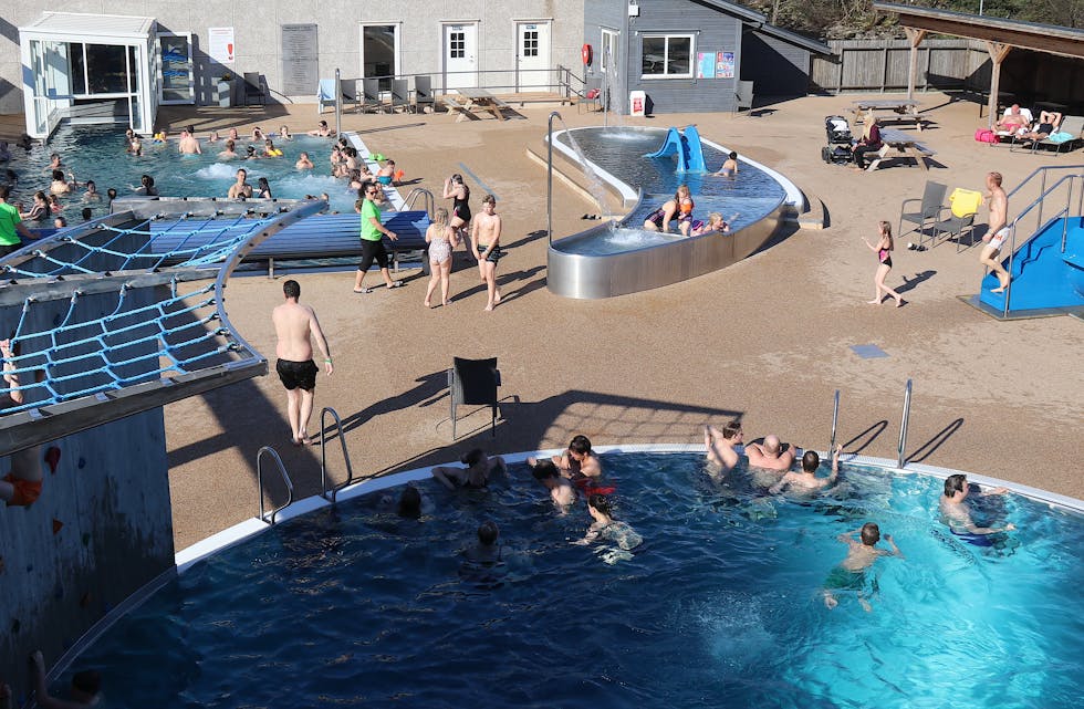Badetilbodet til Saudahallen er søndagsstengt. Nå blir det vurdert å endre på opningstidene.