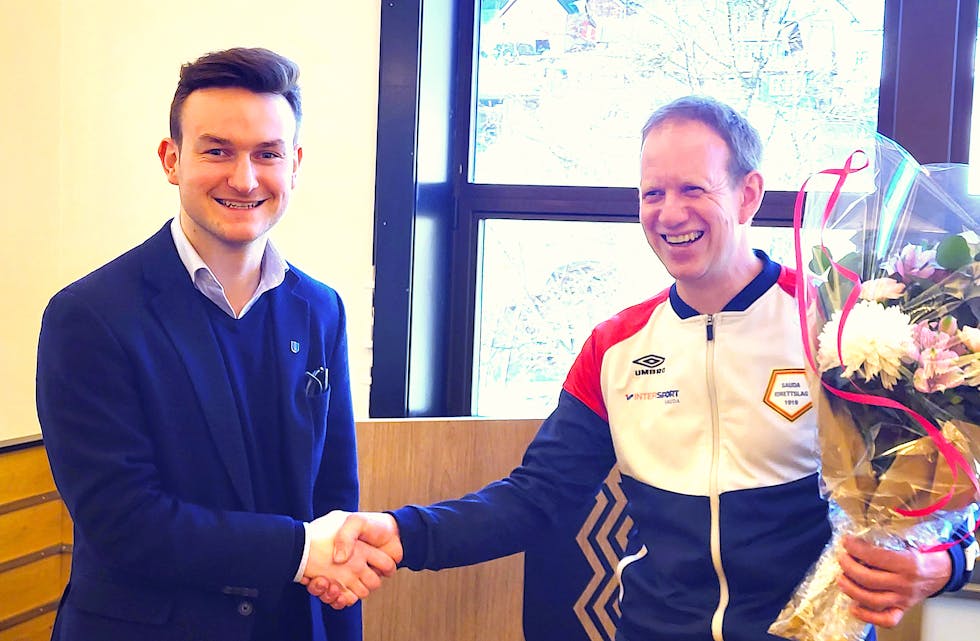 Halvor Seltveit fekk Eldsjelprisen 2024. Her blir han gratulert av ordførar Håvard Handeland.