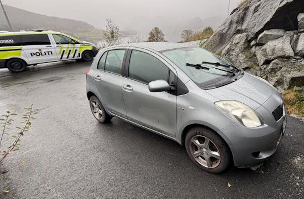 Her er den stolne bilen av typen Toyota Yaris, funnen. Éin person er anmeldt for tjuveriet.