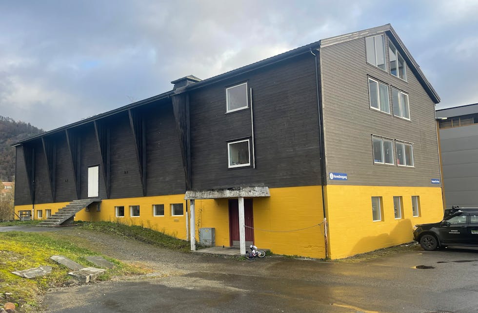 Turnhallen, slik me kjenner den i dag, blei bygd og innvia hausten 1960.