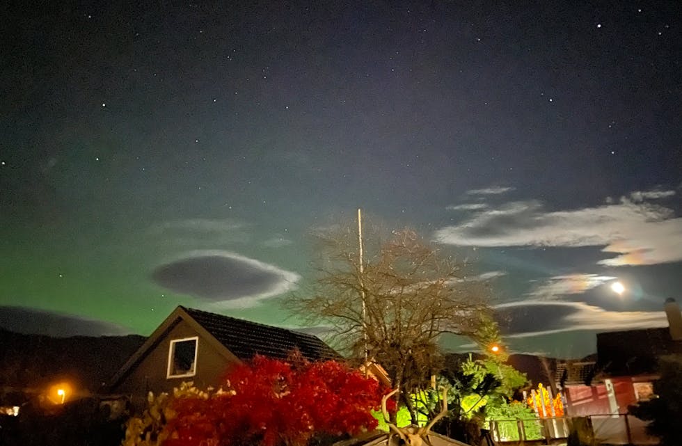 – Fargerik oktoberkveld i hagen på Egne Hjem.
Bildet er tatt utan filter eller redigering, skriv fotografen.