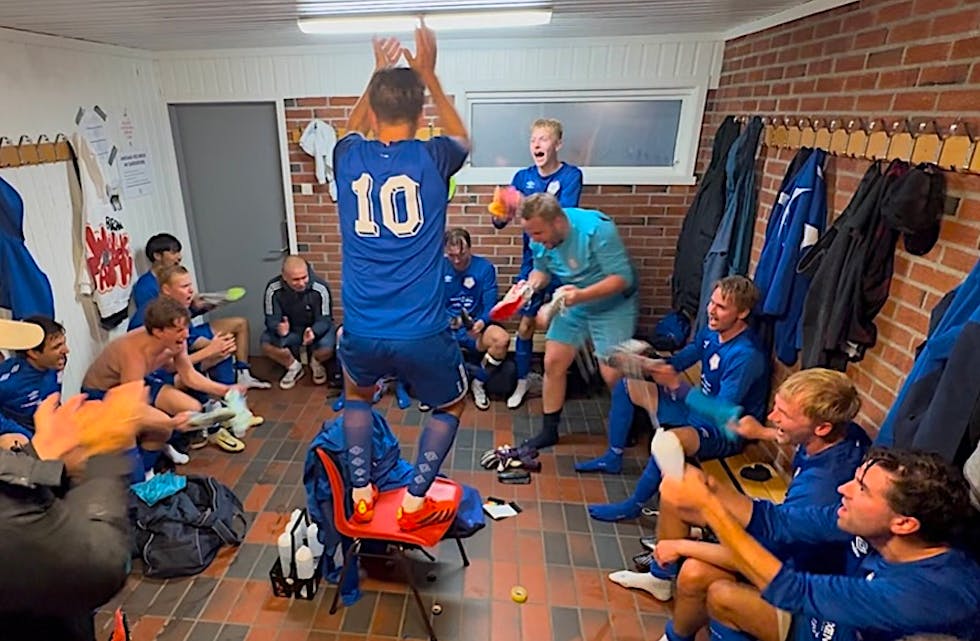 Sauda IL sitt A-lag jublar for opprykket til 6. divisjon, etter ein overbevisande siger mot Kolnes 2 søndag ettermiddag.