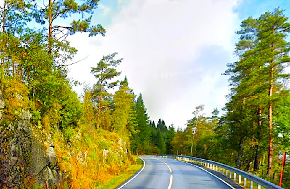 Politiet følgte etter ein motorsyklist på eit køyretøy utan skilt på Saudavegen i retning Sauda, søndag kveld.